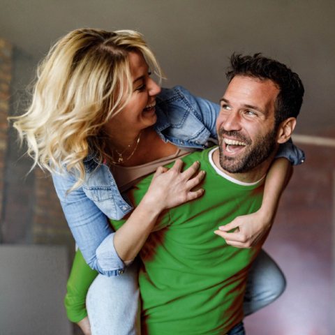 Pareja feliz sonriendo entre ellos
