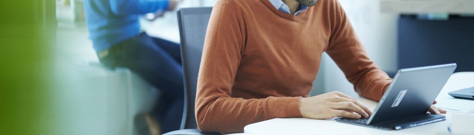 Persona buscando información sobre créditos